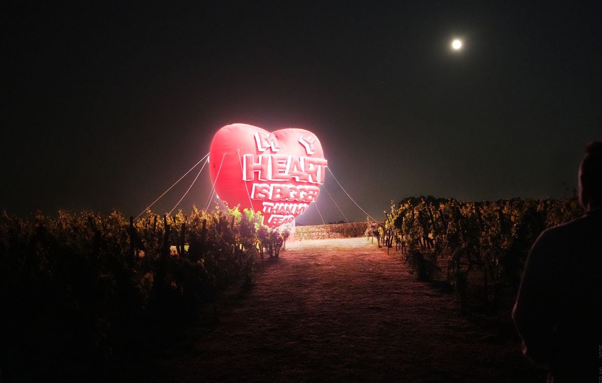 Corazón gigante y bola en amarillo… Nuestra selección para la Nuit Blanche 2026 en París Corazón gigante y bola en amarillo… Nuestra selección para la Nuit Blanche 2026 en París